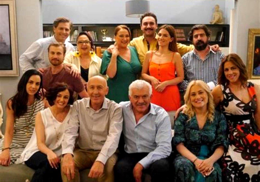 «Το Σόι Σου» Επιστρέφει: Ποιες Είναι οι Προϋποθέσεις και Ποιοι Ηθοποιοί Έχουν Συμφωνήσει.