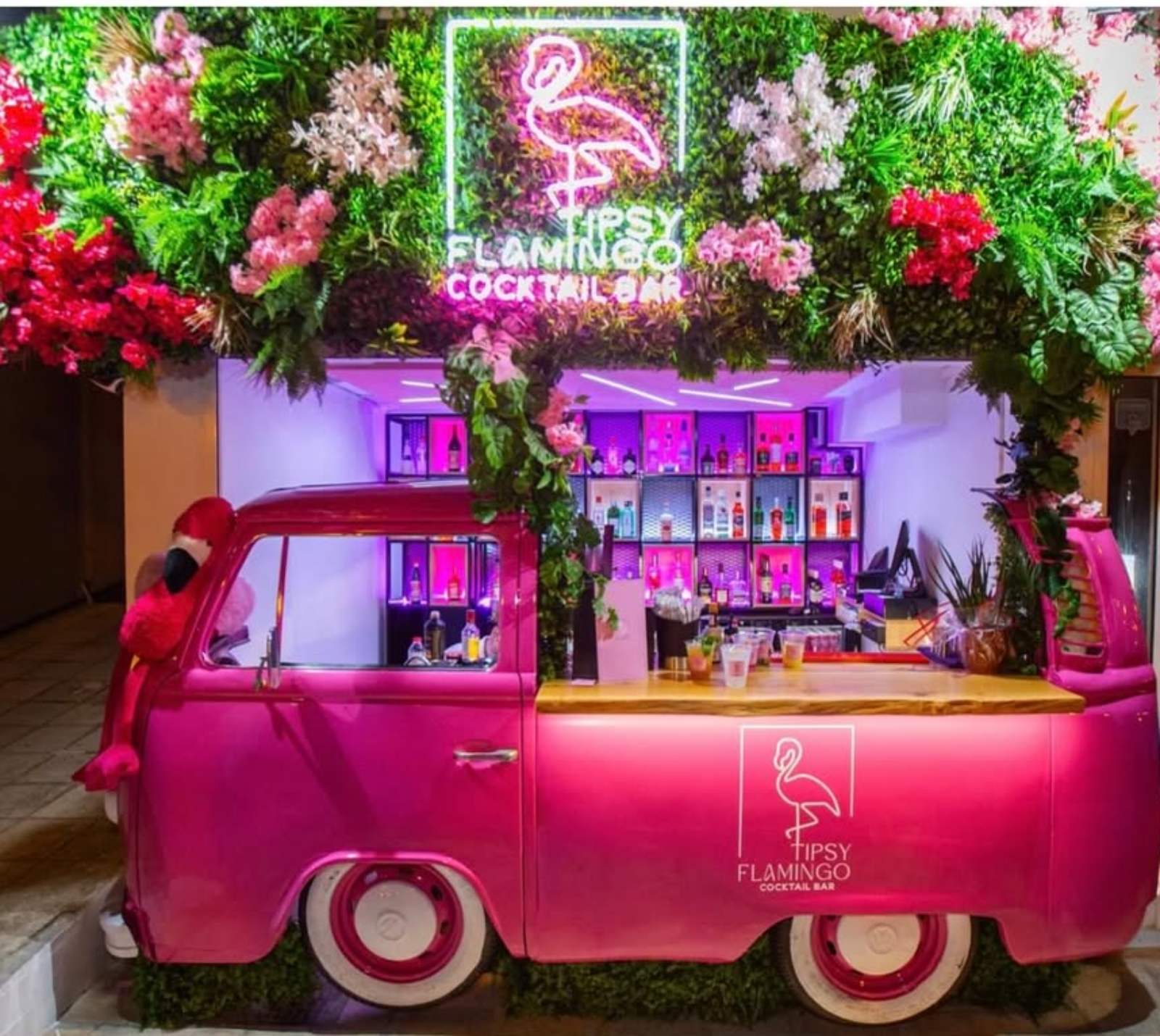 Tipsy Flamingo: Το πιο ροζ cocktail bar του Ρεθύμνου που ξεχωρίζει σε design και γεύση.