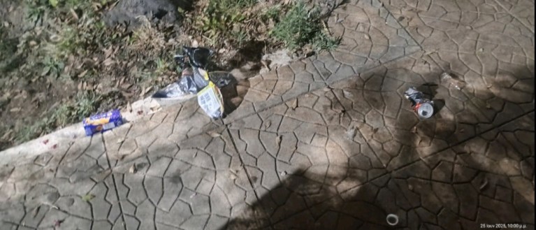 Χαμός από σκουπίδια στην πλατεία του Γαλατά Χανίων – Κίνδυνος για μικρά παιδιά!