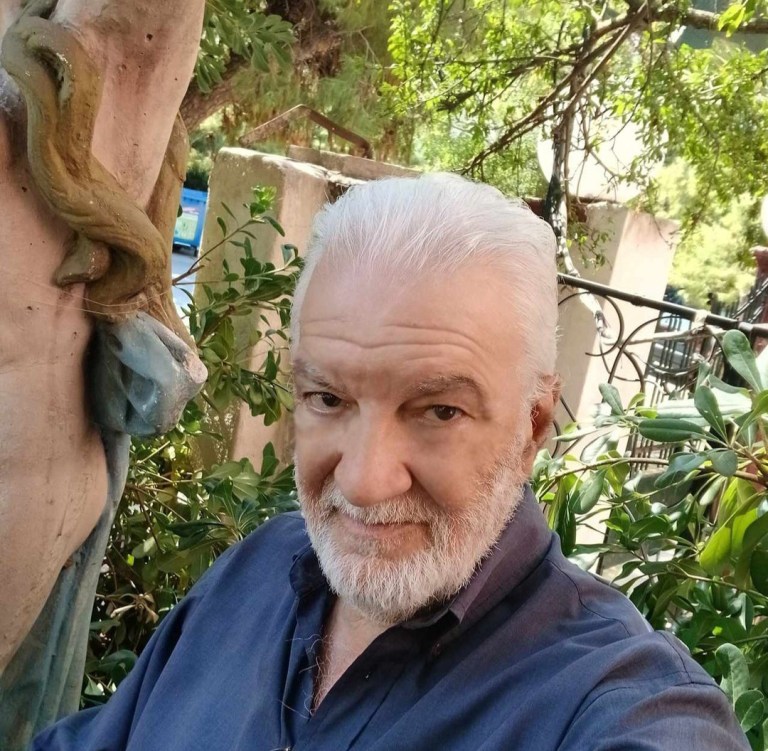 Θέμης Φίλης: Ένας δημιουργός που παντρεύει χρώμα, λέξεις και σκηνή.