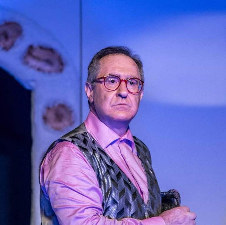 Θοδωρής Ρωμανίδης: Ένας άνθρωπος του θεάτρου με χιούμορ και καρδιά.