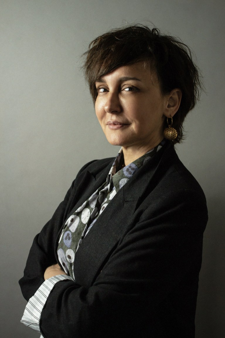 Με πυξίδα το θέατρο: Η Ανατολή Αθανασιάδου μιλάει για τη ζωή της και την τέχνη.