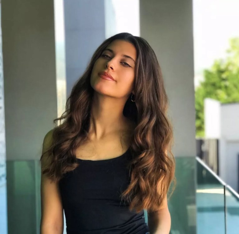 Sabina Tosku – Η make-up artist από την Αλβανία που μετατρέπει την ομορφιά σε τέχνη. / Artistja e grimit nga Shqipëria që e kthen bukurinë në art.