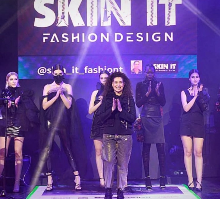 «Η ζωή είναι τέχνη, κι η μόδα βάζει την υπογραφή της» – Η φιλοσοφία της Γεωργίας Χιόνη.