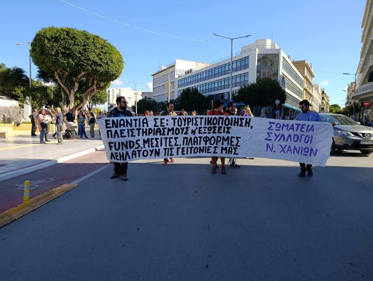 «Το στεγαστικό στα Χανιά έχει ξεφύγει – Κινητοποιήσεις, φωνές και μια πόλη που ασφυκτιά»