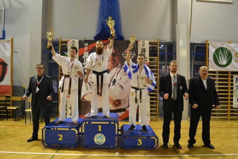 «Ο δρόμος δεν είναι ταινία» – Ο Σαράντης Νίκογλου μιλά για την πραγματική αυτοάμυνα και τις αλήθειες που κανείς δεν λέει.