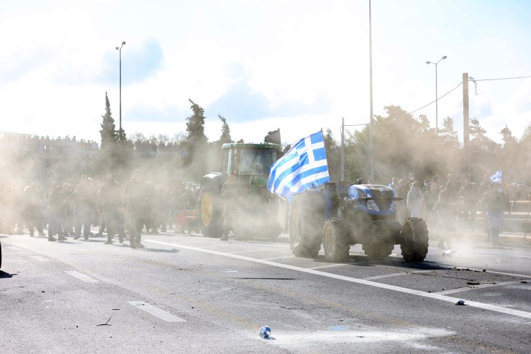Κλιμάκωση στα μπλόκα των αγροτών: Ένταση σε Χανιά & Ηράκλειο – Ο ΒΟΑΚ ανοιχτός μέχρι στιγμής