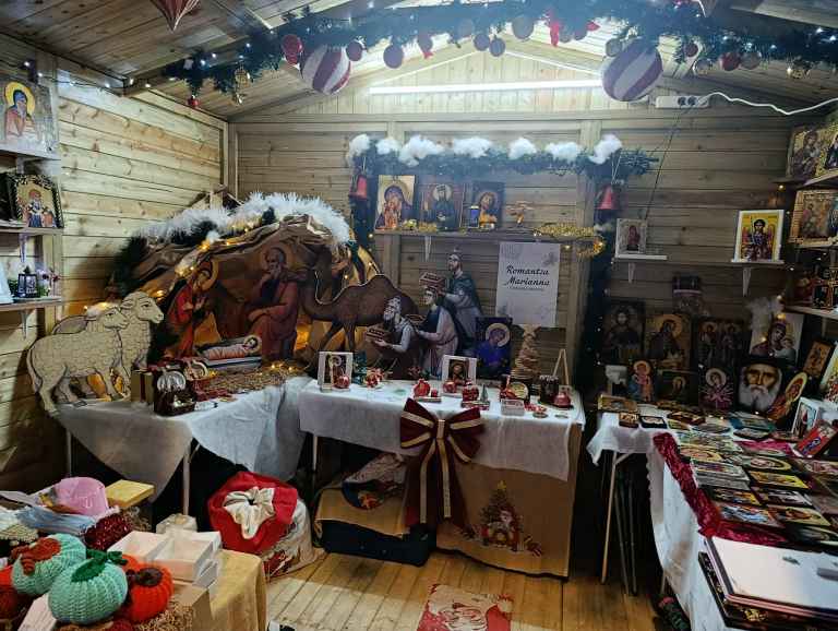 Χριστουγεννιάτικο κλίμα στην πλατεία 1866 στα Χανιά – Μια βόλτα γεμάτη φως, αλληλεγγύη και χειροποίητη δημιουργία.