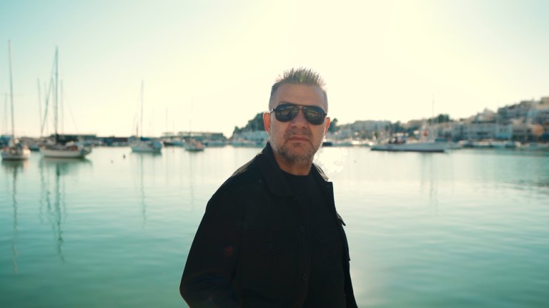 «Το τραγούδι είναι μικρόβιο» – Ο Ματθαίος Γιαννούλης μιλά για τη ζωή, το λαϊκό τραγούδι και όσα αξίζουν στο τέλος.