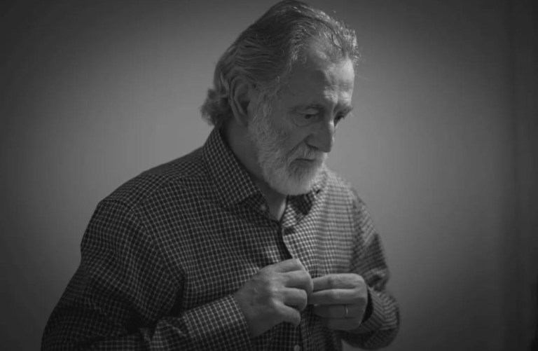 Μιχάλης Αεράκης: Ο παπάς του Σασμού μιλά για την αγάπη, την Κρήτη και όσα πραγματικά μετράνε.