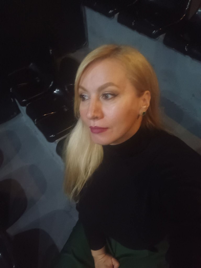 Η Γωγώ Φάκου – Θεοδωράκη στο EMVP News: «Δεν φοβάμαι το σκοτάδι… Μια αχτίδα φωτός αρκεί»